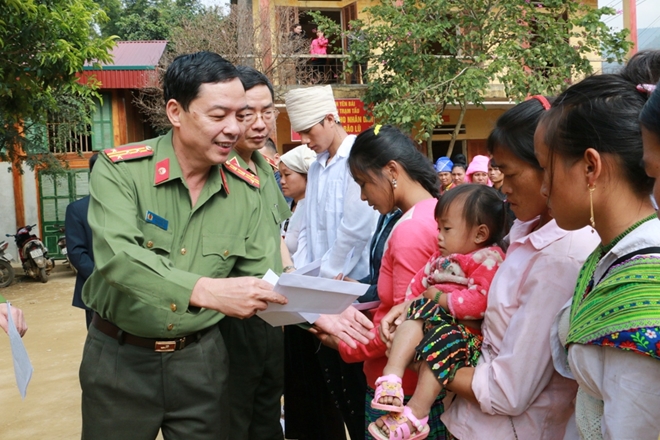 Chia sẻ đau thương với người dân vùng lũ Trạm Tấu - Ảnh minh hoạ 6